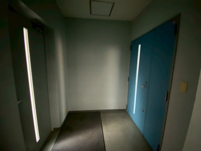 信明ビルの玄関