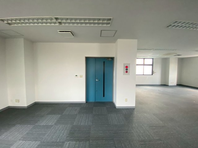 信明ビルの玄関