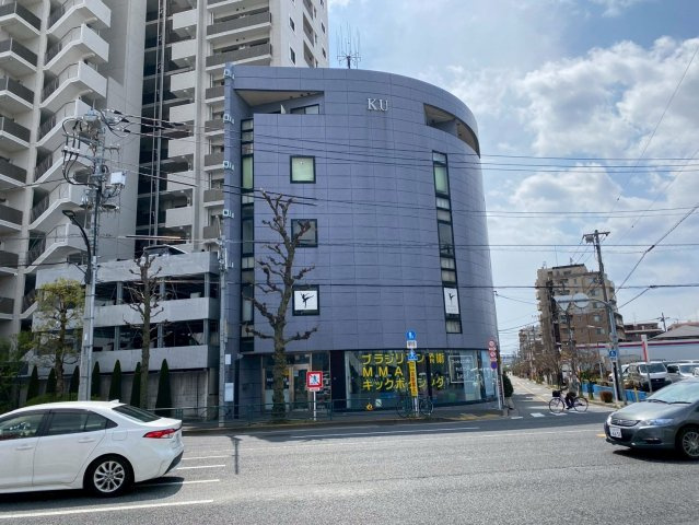 信明ビルの外観