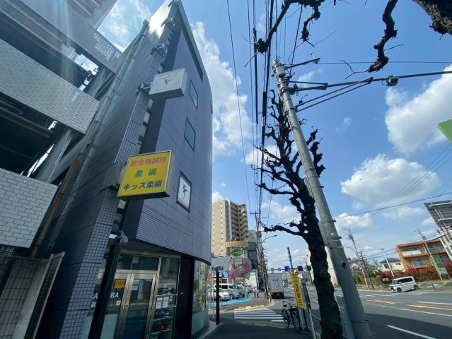 信明ビルの外観