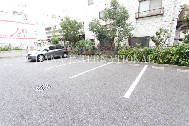 バウハウスの駐車場