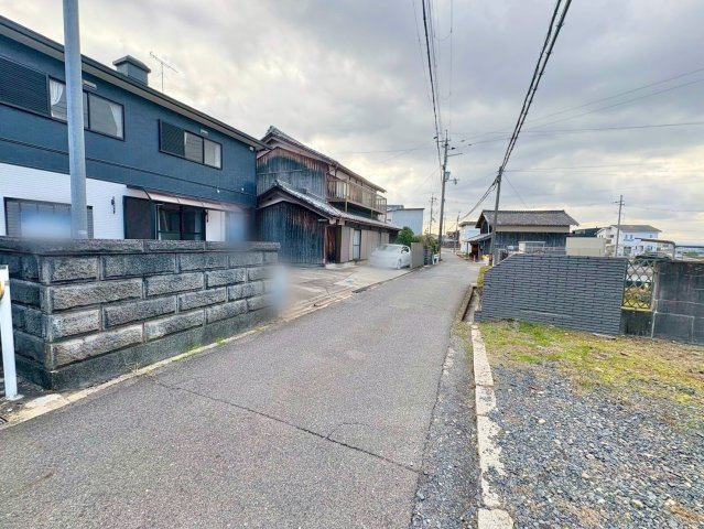 栗東市林　中古戸建ての前面道路含む現地写真