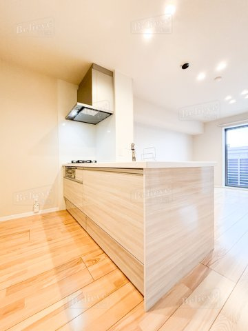 シャーメゾンレジデンス夜明のキッチン|3口コンロ・グリル付きの使いやすいシステムキッチンです♪