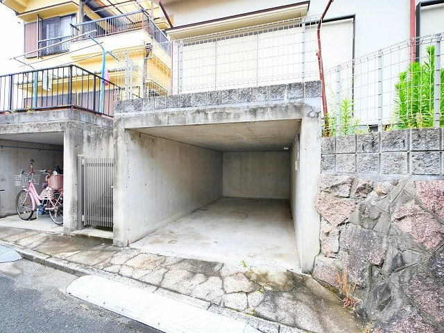 あやめ池南５丁目貸家の駐車場