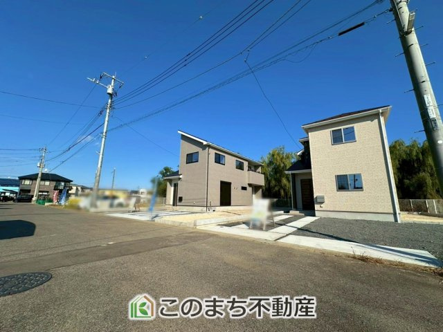 いろどりアイタウン宇都宮市岩曽町24-P1　3号棟の前面道路含む現地写真|前面道路は広々としてます！運転が苦手な方でもお車の出し入れ簡単で安心です☆
