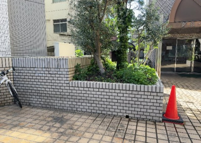 【庭】 | アカデミー・グローリア初穂　町田合同ビル | 物件によっては、入居者が個人的に使用できる専用庭がついているものもあります。また、住宅の中にある土間の部分を庭と呼ぶこともあります。庭の用途は住む人によって変わり、それによってデザインもさまざまです。