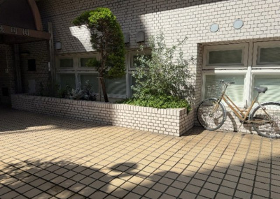 【中庭】 | アカデミー・グローリア初穂　町田合同ビル | 中庭（パティオ）とは、一つの建築物の内部に設けられた、壁などで囲われている庭のことを指します。コの字型、ロの字型が主流ですが、L字型の中庭もあります。最近では、インテリア性の高さからも人気があります。