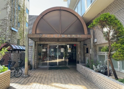 【エントランス】 | アカデミー・グローリア初穂　町田合同ビル | マンションのエントランスには、もともと風よけや防犯の役割がありますが、マンションによって宅配ボックスなどの設備が備わっている所もあります。日々の生活をイメージしながら生活しやすさをチェックしましょう。