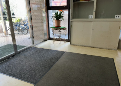 【ロビー】 | アカデミー・グローリア初穂　町田合同ビル | ラウンジは、マンションの共用スペースに椅子やテーブルなどを配置した利用者が寛げる空間です。屋内型ラウンジと屋外型ラウンジがあります。共用部分の管理状況と合わせて、詳細については現地でご確認ください。