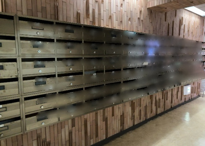 【設備】 | アカデミー・グローリア初穂　町田合同ビル | エントランス付近に設置されている集合ポストは、住んでいる部屋と離れているため、ポストをあさるなど誰かに何かされていても被害に気づきにくいです。入居する時には他人に特定されにくい番号で鍵をかけましょう！