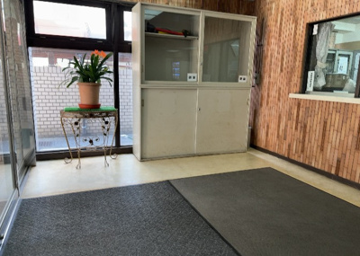 【ロビー】 | アカデミー・グローリア初穂　町田合同ビル | ロビーというと、エントランスと何がちがうの？と思いますよね。実はロビーとエントランスには明確な決まりはありません。物件によっては、エントランスを入って広がるある程度の広さのある空間がロビーとなります。