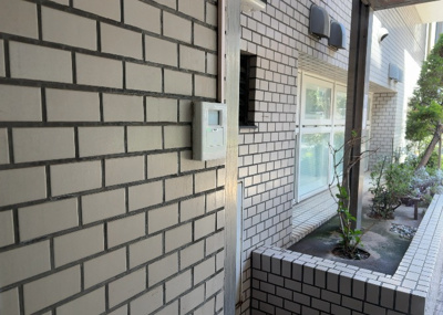 【防犯設備】 | アカデミー・グローリア初穂　町田合同ビル | 当然のことではありますが、オートロックやセンサーライト、ホームセキュリティーなどの防犯設備があれば、小さいお子様がいるご家庭も安心ですよね！まず物件購入の際は、防犯設備もチェックするようにしましょう。