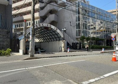 【外観】 | アカデミー・グローリア初穂　町田合同ビル | 隣家の土地はどうなっているのか、生活利便施設が近くにあるのか、学校まで近いかなど、お客様のライフスタイルにあわせたイメージが重要です。また、近くにあると困る施設が近くにないかも確認するといいでしょう。