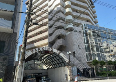 【外観】 | アカデミー・グローリア初穂　町田合同ビル | 眺望の良さを楽しめるダイニングキッチンで家族団らんの時間を過ごしてはいかがでしょうか。バルコニーから見える景色を家族で眺める時間は、時間が経つのを忘れてしまいそうですね。是非、現地を見に行きましょう！