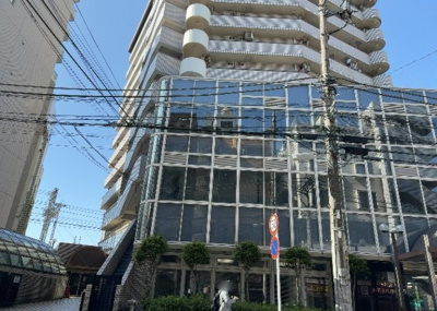 【外観】 | アカデミー・グローリア初穂　町田合同ビル | 景色重視でお家選ぶをするとスーパーが遠い！学校が遠い！など生活をするうえで利便性で困ることもあります。まず一度現地を見学する際に、周辺の施設などがあるかを確認し、暮らし始めた後のことを想像しましょう。