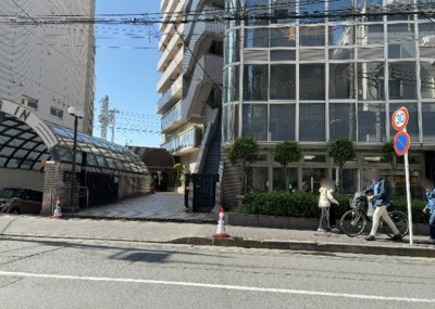 【現況写真】 | アカデミー・グローリア初穂　町田合同ビル | 道幅が広い場所は日当たりや風通が良好です。幅が広いのですれ違いも可能ですし大きな車でも駐車可能！一方で、大型車が通ることも多くなるため交通量の増加により騒音に繋がります。また土地の値段が高くなります。