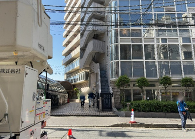 【外観】 | アカデミー・グローリア初穂　町田合同ビル | ＲＣ造、Reinforced Concreteは直訳すると補強されたコンクリートです。主に柱や梁・床・壁が鉄筋とコンクリートで構成おり、鉄筋を組んだ型枠にコンクリートを流し込んで固めたものを指します。