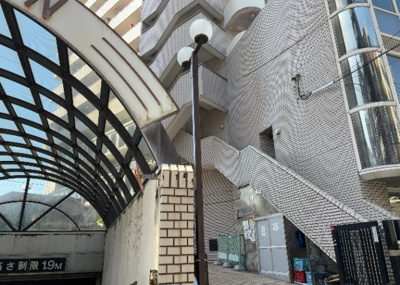 【構造・工法・仕様】 | アカデミー・グローリア初穂　町田合同ビル | ＳＲＣ造は強度や耐震性の面でもRC造と比べて優れています。そのため、10階建以上の高層または超高層マンションなどの建築にも多く採用されています。柱や梁などのサイズが小さくても高い耐震性を確保できます。