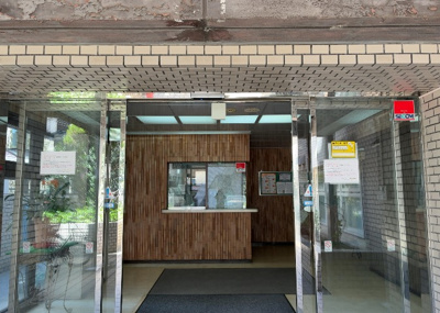 【玄関】 | アカデミー・グローリア初穂　町田合同ビル | 玄関は家の顔でもあり、家族以外の目にも止まる場所です。玄関は外との間を仕切る扉、靴などをしまっておく収納スペース、靴脱ぎのたたきスペース、来客とのやり取りをするドアホンなど複数のアイテムからなります。