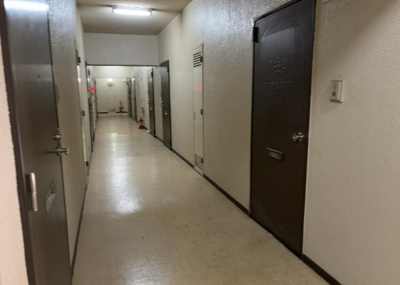 【内装】 | アカデミー・グローリア初穂　町田合同ビル | 共用部分は、一棟の建物に住む区分所有者全員が共同で所有するとし、共用部分の管理、補修などは、区分所有者で形成される管理組合が行います。個人の判断で勝手に変更することはできませんので覚えておきましょう。