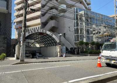 【外観】 | アカデミー・グローリア初穂　町田合同ビル | 外観はマンション管理がされているかの目安になります。築年数が古いと、壁面は劣化してひび割れが生じることも！建物が古びていても細かいところが修繕されていると、きちんと管理されているなぁと感じるでしょう。