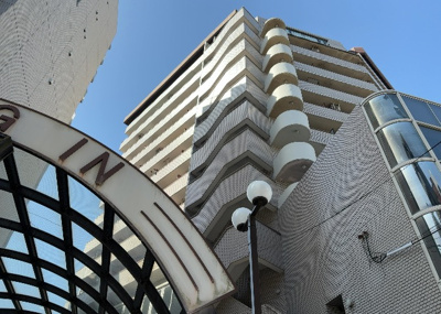 【バルコニー】 | アカデミー・グローリア初穂　町田合同ビル | 一般的なバルコニーは、奥行1.5ｍ程ですが、ワイルドバルコニーは2ｍまで広がっています。そのため洗濯物の間隔をあけ干すことができ、乾きやすいというメリットや、ガーデニングが楽しめる等の特徴があります。