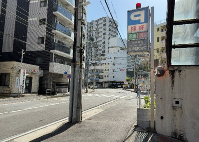 【展望】 | アカデミー・グローリア初穂　町田合同ビル | 眺望の良さを楽しめるダイニングキッチンで家族団らんの時間を過ごしてはいかがでしょうか。バルコニーから見える景色を家族で眺める時間は、時間が経つのを忘れてしまいそうですね。是非、現地を見に行きましょう！