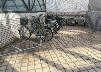 【駐車場】 | アカデミー・グローリア初穂　町田合同ビル | 車一台あたりに必要なスペースは、標準サイズの普通自動車で横幅2m50cm、長さ5mは必要になります。ただし、乗降のことも考慮して横幅3m30cm、長さ5m50cmほどは確保できるところを選びましょう。