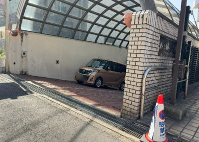 【駐車場】 | アカデミー・グローリア初穂　町田合同ビル | 駐車場と明記されていても、最小スペースでつくられた駐車場だと大型車は駐車できなかったり、出入りしにくくなったりする可能性があります。お車のサイズと購入したい物件の駐車場のサイズを現地で確認しましょう。