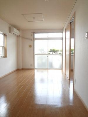 【居間・リビング】 | フリーデハイム | こちらの居間で趣味の時間をお楽しみください