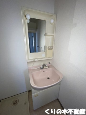 【洗面所】 | Lumius Higashimura B棟 | 明るい洗面所です