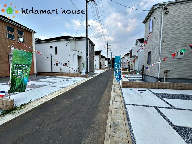 上尾市瓦葺13期　新築戸建　グラファーレ05の前面道路含む現地写真