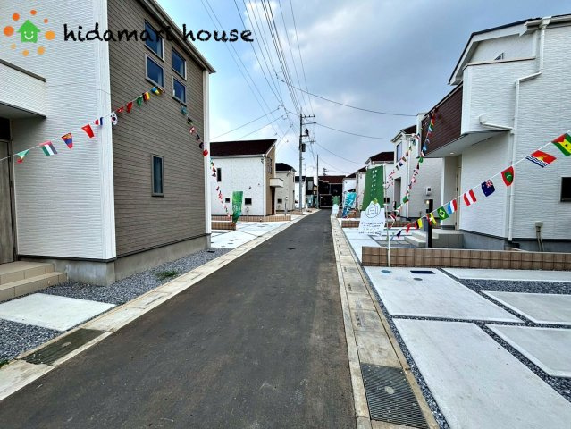 上尾市瓦葺13期　新築戸建　グラファーレ06の前面道路含む現地写真