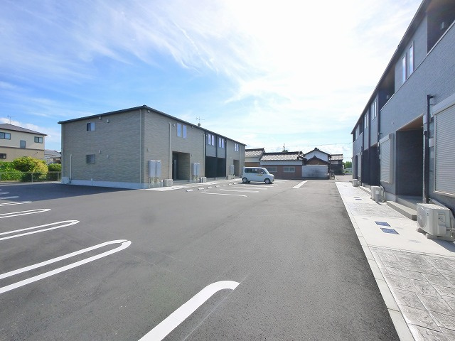 グランメゾンＮの駐車場|車をお持ちの方に嬉しい駐車場付きの物件です