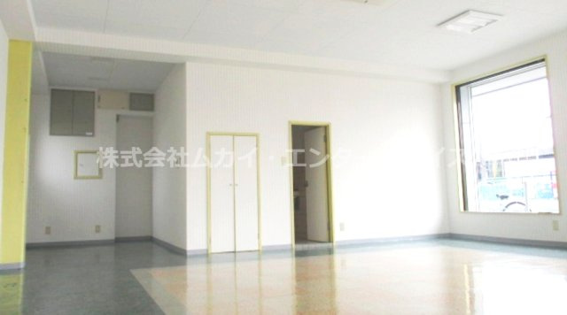 高槻市三島江4丁目　貸倉庫の内装|明るい室内です
