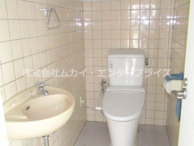 高槻市三島江4丁目　貸倉庫のトイレ|コンパクトで使いやすいトイレです