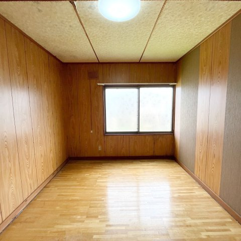 新川ハイツの洋室