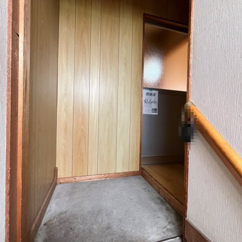 新川ハイツの玄関