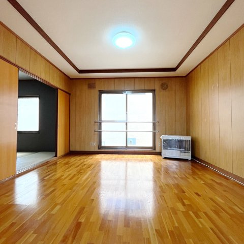 新川ハイツの居間・リビング