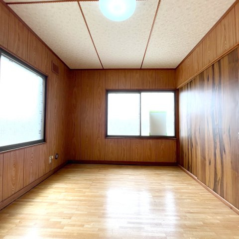 新川ハイツの洋室