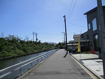 住吉２丁目の新築一戸建ての前面道路含む現地写真