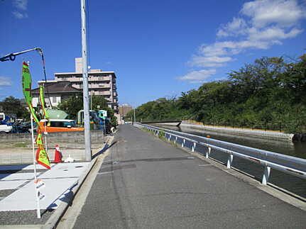 住吉２丁目の新築一戸建ての前面道路含む現地写真