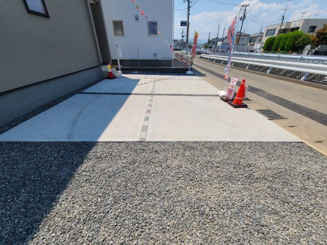【新築戸建】　いわき市平愛谷町4丁目第1　全7棟の駐車場|2号棟写真　カースペースです。3台駐車可能（車種による）