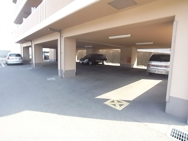神戸市須磨区車字潰ノ下の賃貸マンションの駐車場