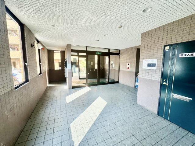 ネオハイツ西勝山中央公園のエントランス
