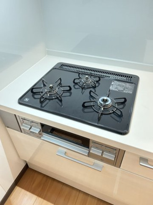 【キッチン】 | 国立駅徒歩4分/新築戸建て/書斎付き 2SLDK | グリル付き３口ガスコンロ