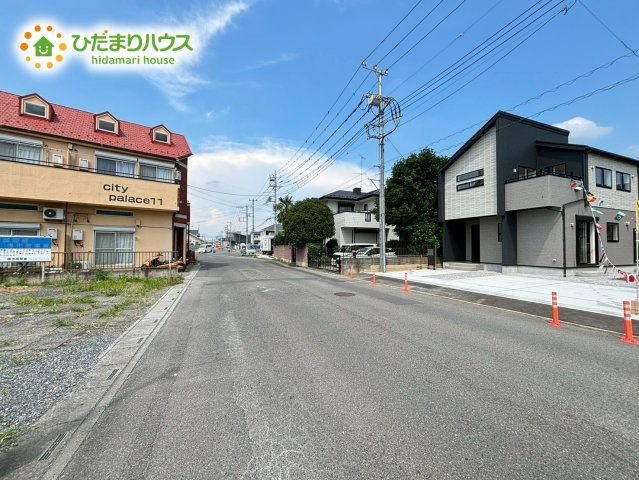 深谷市国済寺　新築一戸建て　ブルーミングガーデン　02の前面道路含む現地写真|前面道路幅10ｍ！
車の出入りもスムーズにできます！