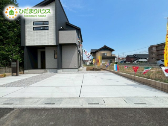 深谷市国済寺　新築一戸建て　ブルーミングガーデン　02の駐車場|カースペース3台分あるので、急な来客時にも安心ですね！