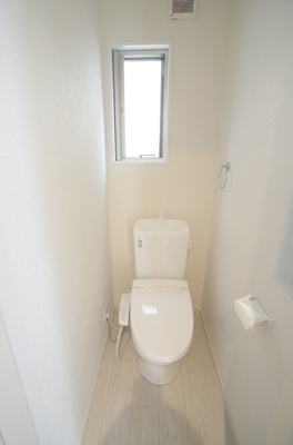 【トイレ】 | 綾瀬市綾西５丁目 新築戸建て 全1棟【仲介手数料無料】 | 1階