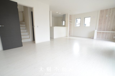 【居間・リビング】 | 綾瀬市綾西５丁目 新築戸建て 全1棟【仲介手数料無料】 | 【仲介手数料無料でご紹介可能です】大樹不動産